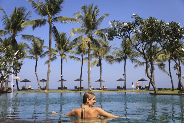 2 piscinas al aire libre, sombrillas, sillones reclinables de piscina