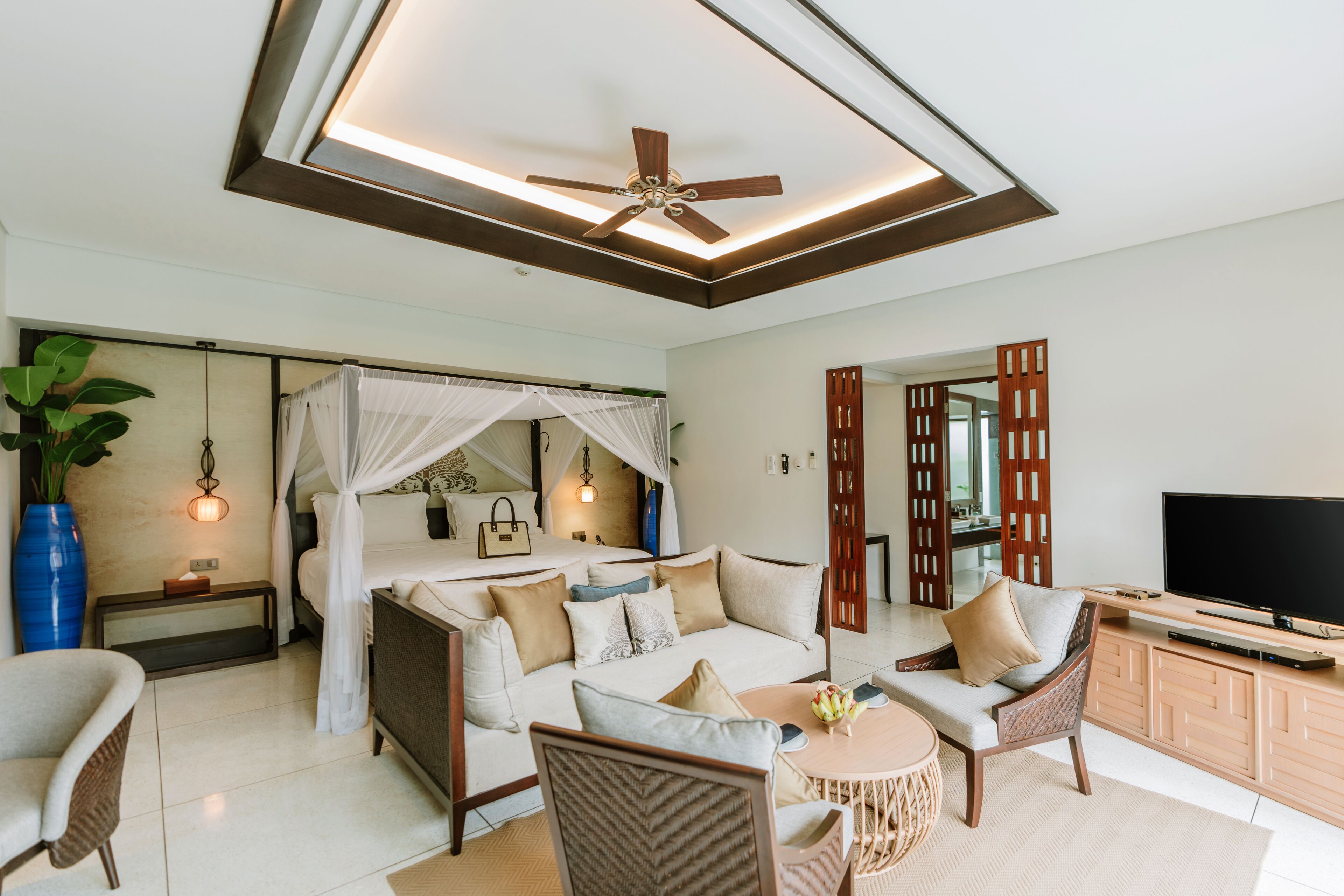 Royal Villa, 2 Bedrooms, Courtyard Area (Building across the street) | Peti besi dalam bilik, meja, seterika/papan seterika 