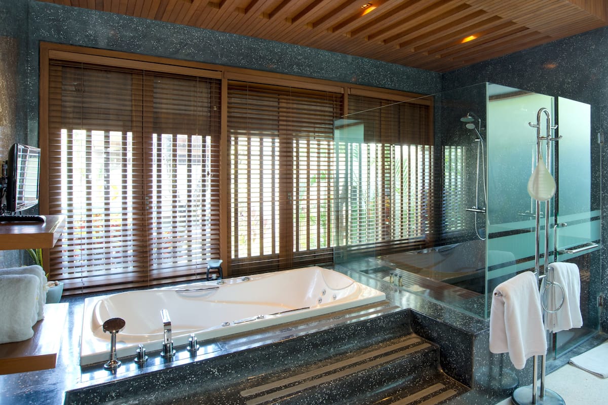 deep-soaking bathtub