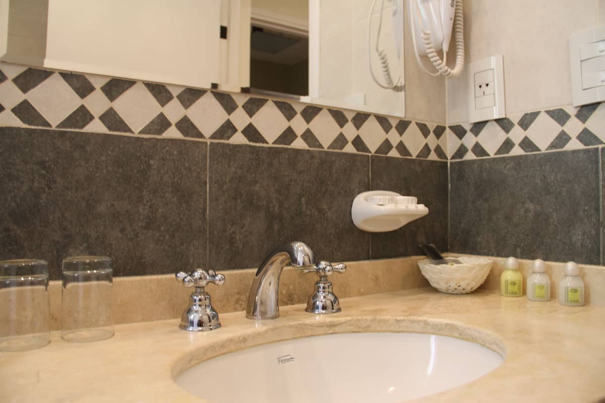 Combined shower/tub, rainfall showerhead, free toiletries, hair dryer