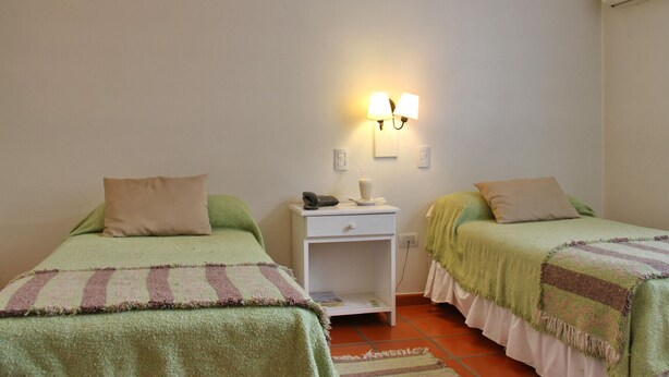 In-room safe, cribs (free), WiFi (free) - Altos De Balcarce Hotel (SALTA)