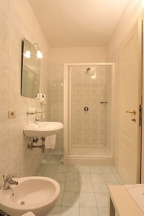 Chambre double | Salle de bain | Articles de toilette (gratuits), séchoir à cheveux, serviettes fournies