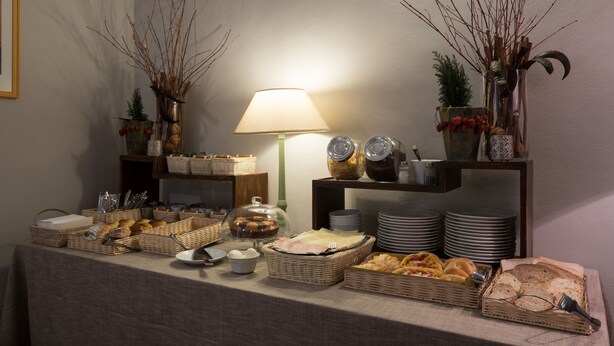 A buffet setup with various food items, baskets, and serving utensils. - Home in Florence (Florence)