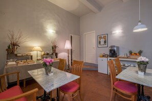 Frukostbuffé varje dag (EUR 6 per person)