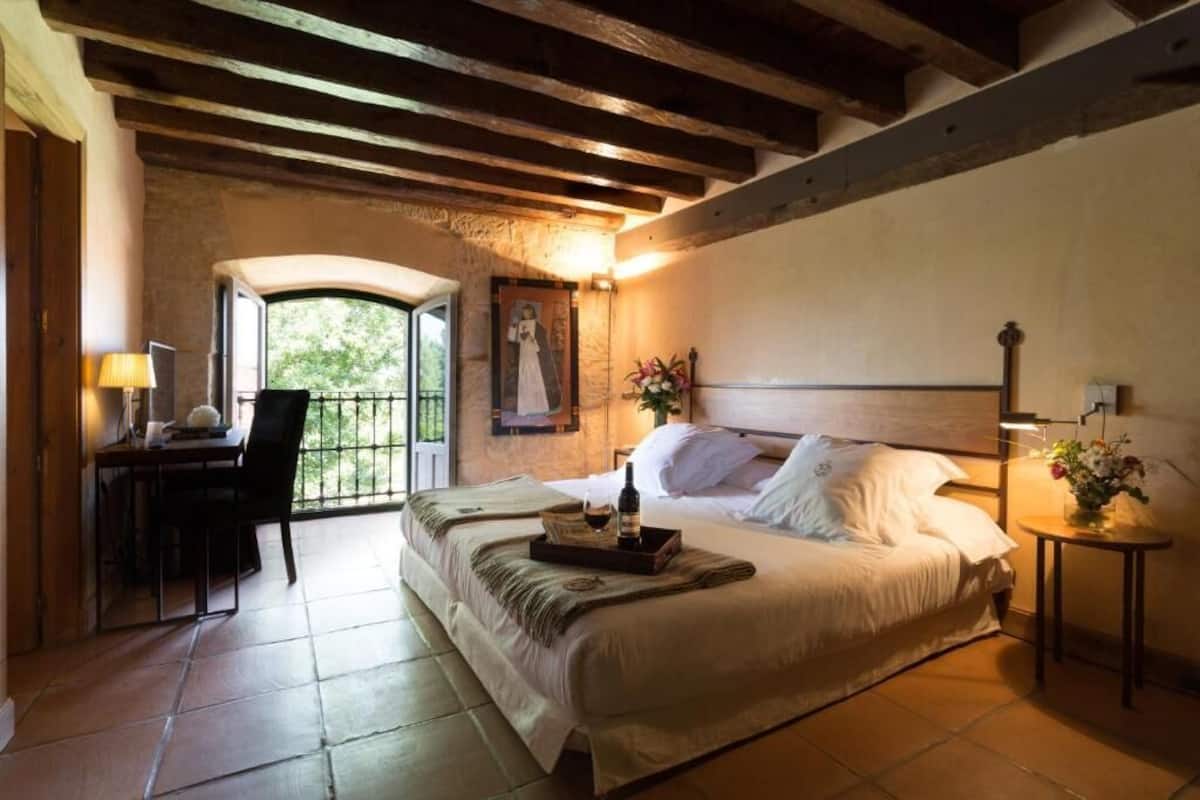 Deluxe Room | 1 bedroom, in-room safe, desk, blackout drapes