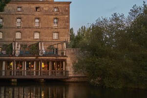 Un edificio histórico con un balcón que da al río.