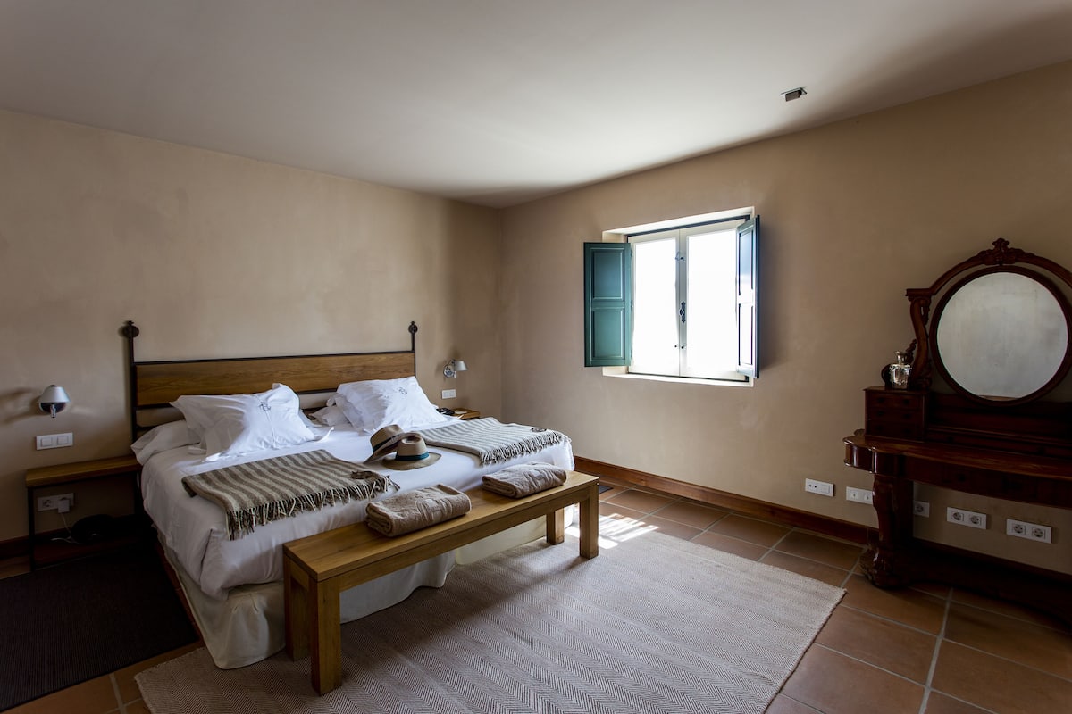 Deluxe Villa | 1 bedroom, in-room safe, desk, blackout drapes