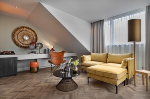 Una sala de estar moderna con un sofá, una mesa de centro y una lámpara.