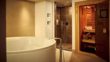 Wellness Suite with Sauna | Badkamer | Gratis toiletartikelen, een haardroger, handdoeken, zeep