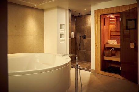 Wellness Suite with Sauna | Bathroom. Van der Valk Hotel Emmeloord