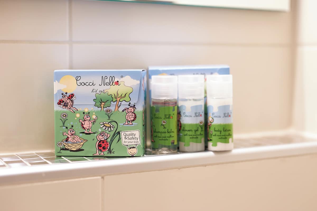 comfort family room 5 persons | bathroom | free toiletries, hair dryer, towels, soap