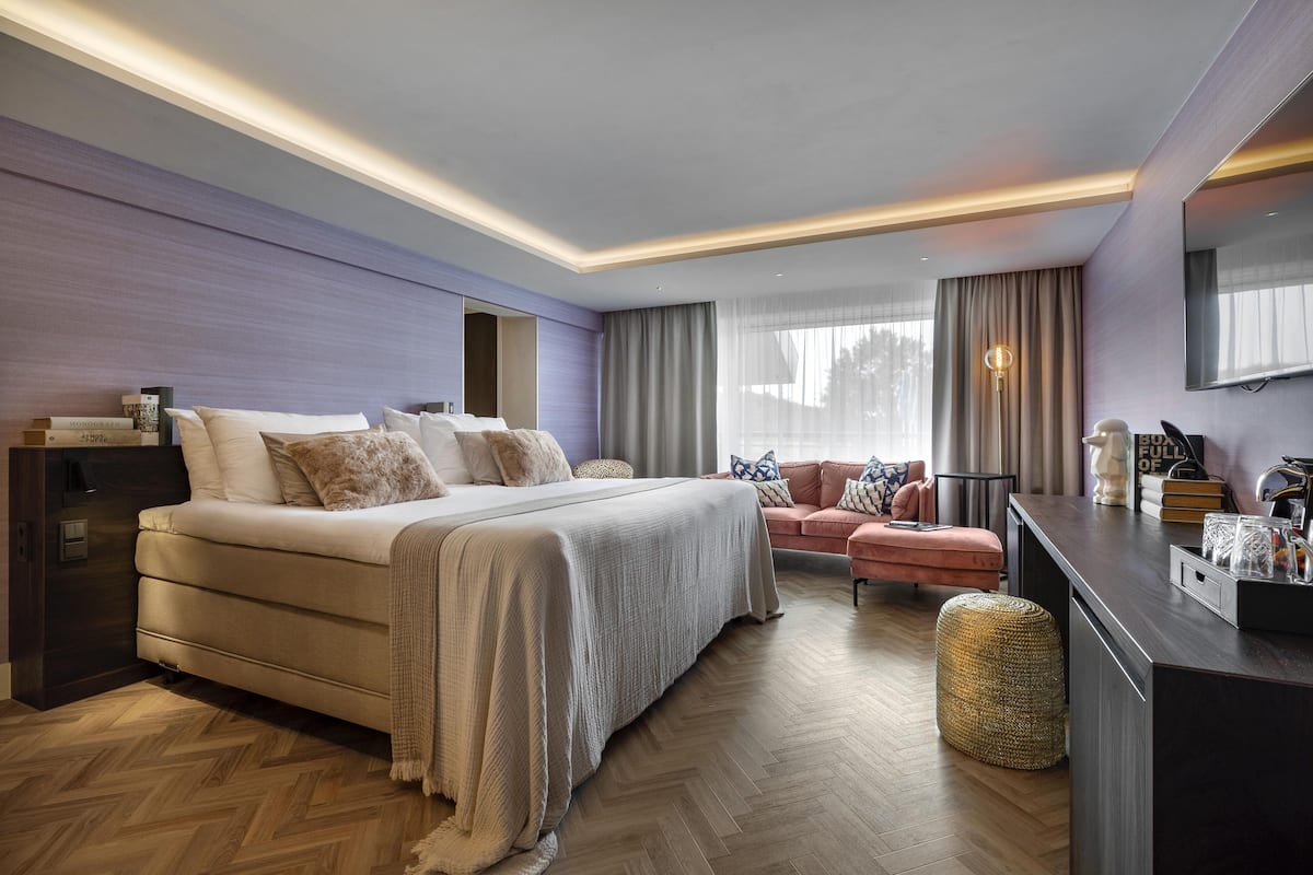 junior suite with whirlpool | minibar, in-room safe, desk, laptop workspace