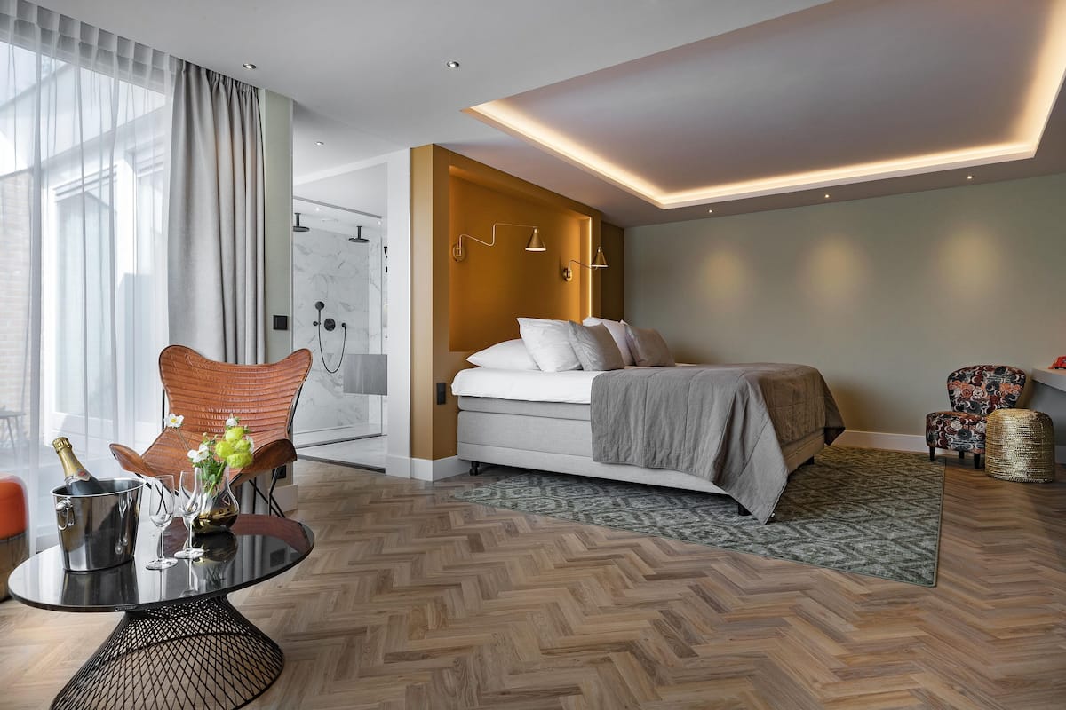 Junior Suite | Een minibar, een kluis op de kamer, een bureau, een laptopwerkplek