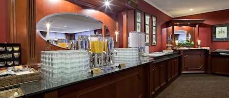 Der serveres morgenmad, frokost, aftensmad og internationale retter