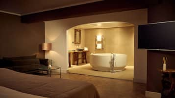 Wellness Suite with Sauna | Premium bedding, minibar, in-room safe, desk