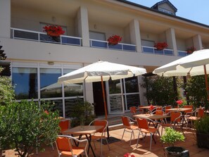 Outdoor dining - El Pescador (Oleiros)