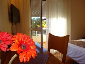 Down comforters, desk, soundproofing, free WiFi - El Pescador (Oleiros)