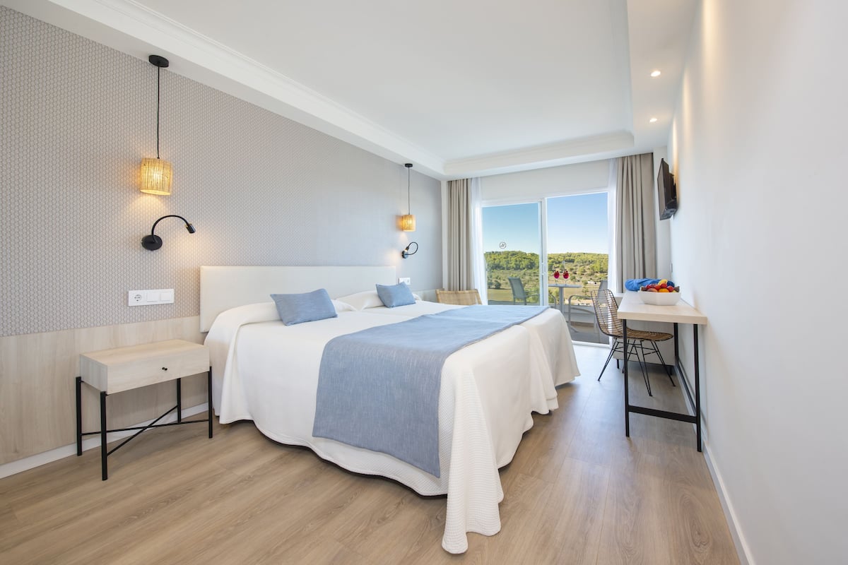 Chambre Double Supérieure, balcon | 1 chambre, coffres-forts dans les chambres, bureau, Wi-Fi gratuit