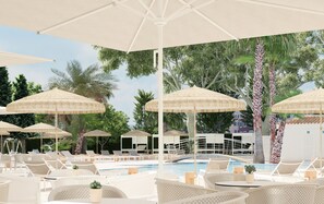 Una piscina al aire libre, tumbonas