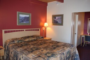 Standard Room, 1 Queen Bed | Iron/ironing board, free WiFi, bed sheets