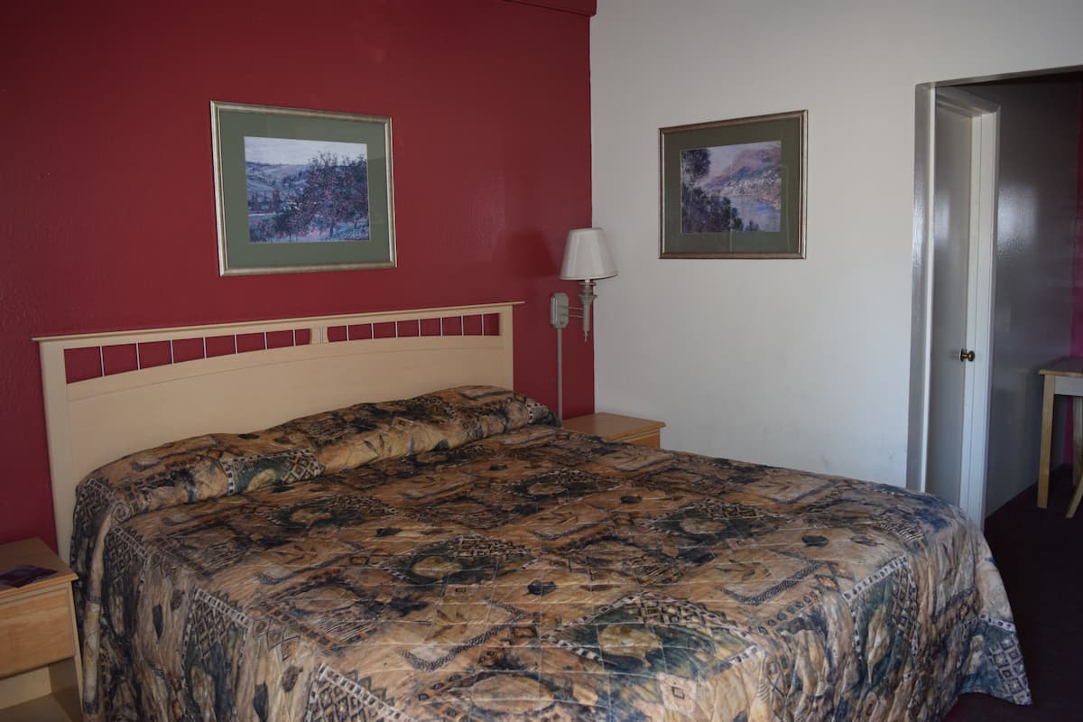 Standard Room, 1 Queen Bed | Iron/ironing board (on request), WiFi (free), bed sheets