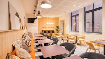 Dagelijks ontbijtbuffet (EUR 15 per persoon)