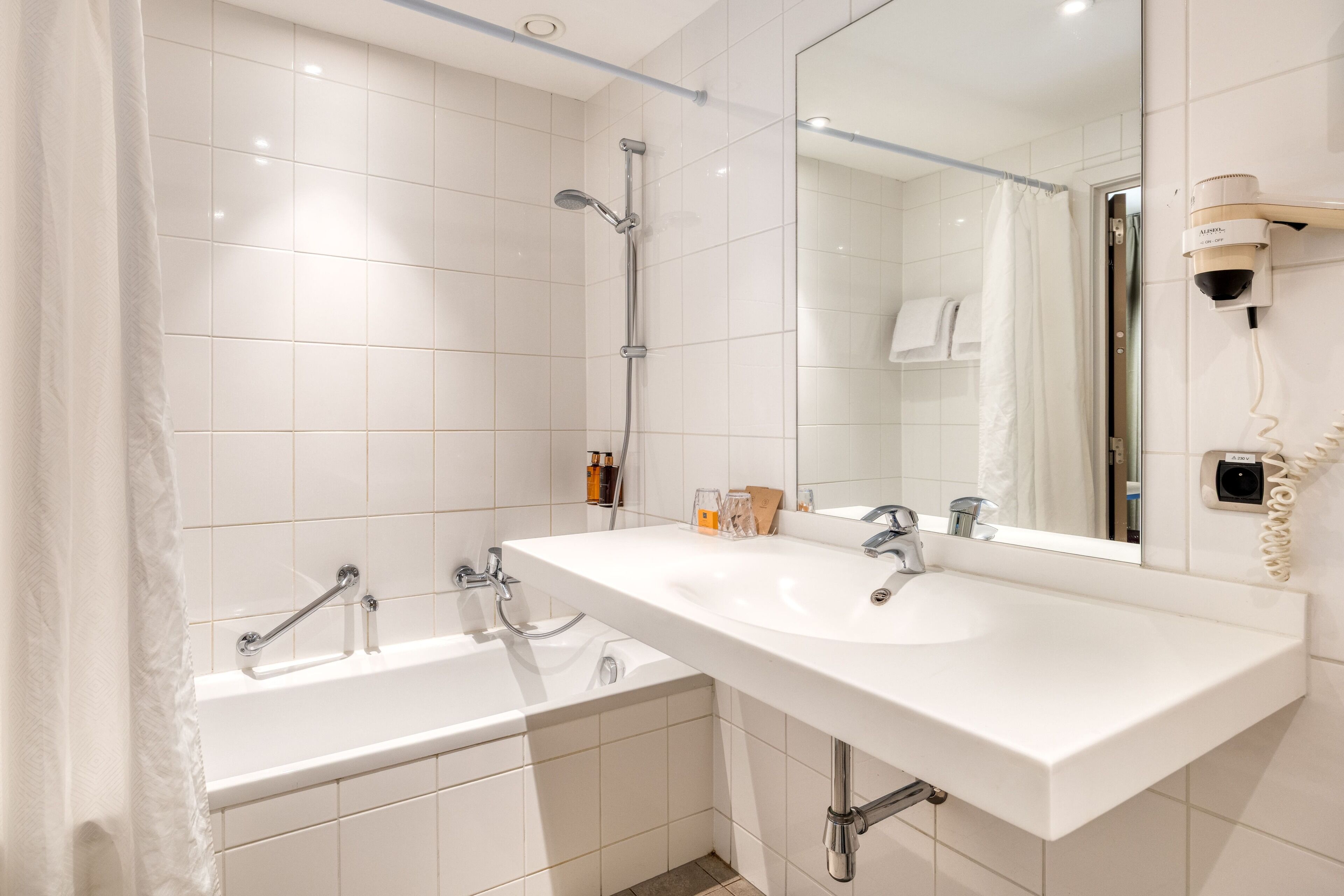 family duplex, mezzanine | bathroom | eco-friendly toiletries, hair dryer, bathrobes, towels