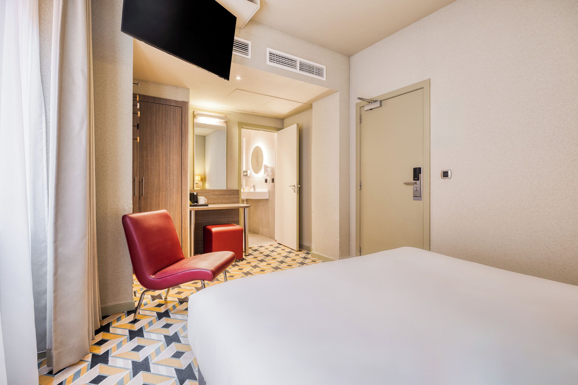 classic double room, 1 queen bed | in-room safe, desk, soundproofing, iron/ironing board