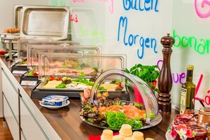 Café da manhã com buffet todos os dias mediante uma taxa