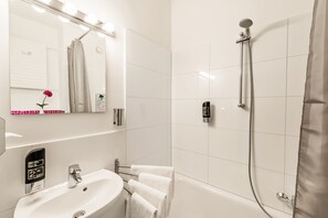 Tina con regadera, amenidades de baño gratuitas, secadora de cabello 