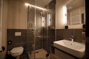 Chambre simple Confort | Salle de bain | Articles de toilette (gratuits), séchoir à cheveux, serviettes fournies