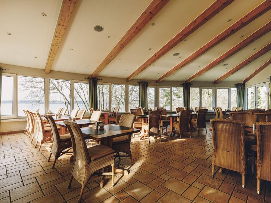 Breakfast and dinner served, local cuisine