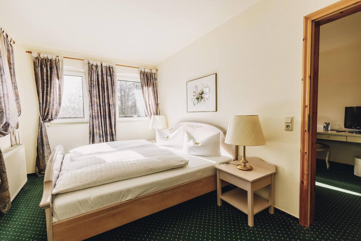 superior room | in-room safe, individually decorated, individually furnished, desk