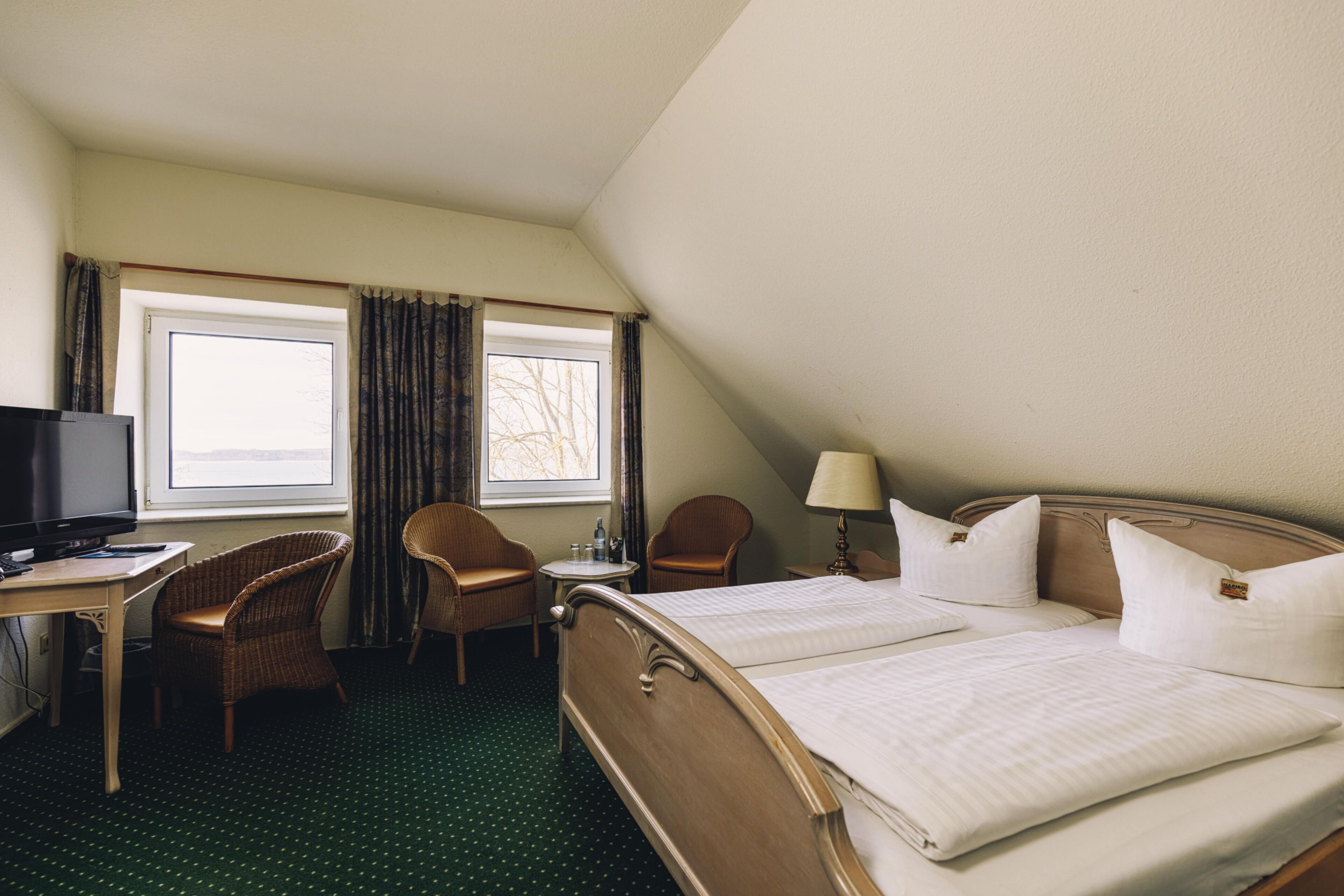 basic double room | in-room safe, individually decorated, individually furnished, desk