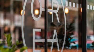 Una puerta de cristal con la inscripción "OREA" en un logotipo circular.