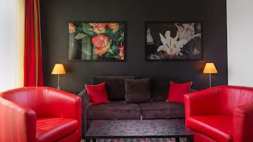 Executive Suite | Living room | Plasma TV, DVD player