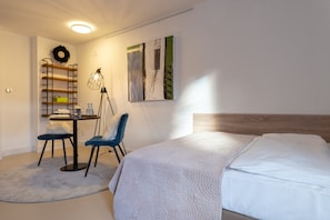 Minibar y despertador 