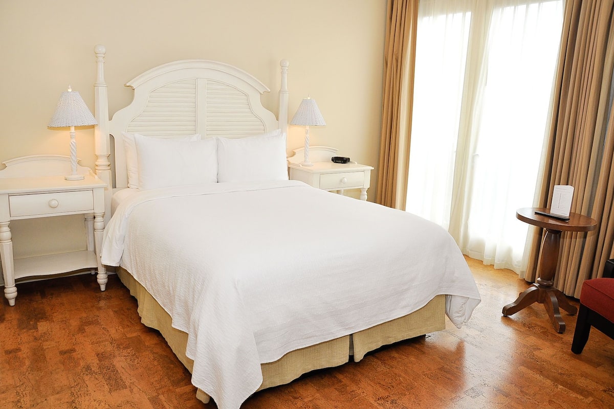 Luxe beddengoed, pillowtop-bedden, een minibar, een kluis op de kamer