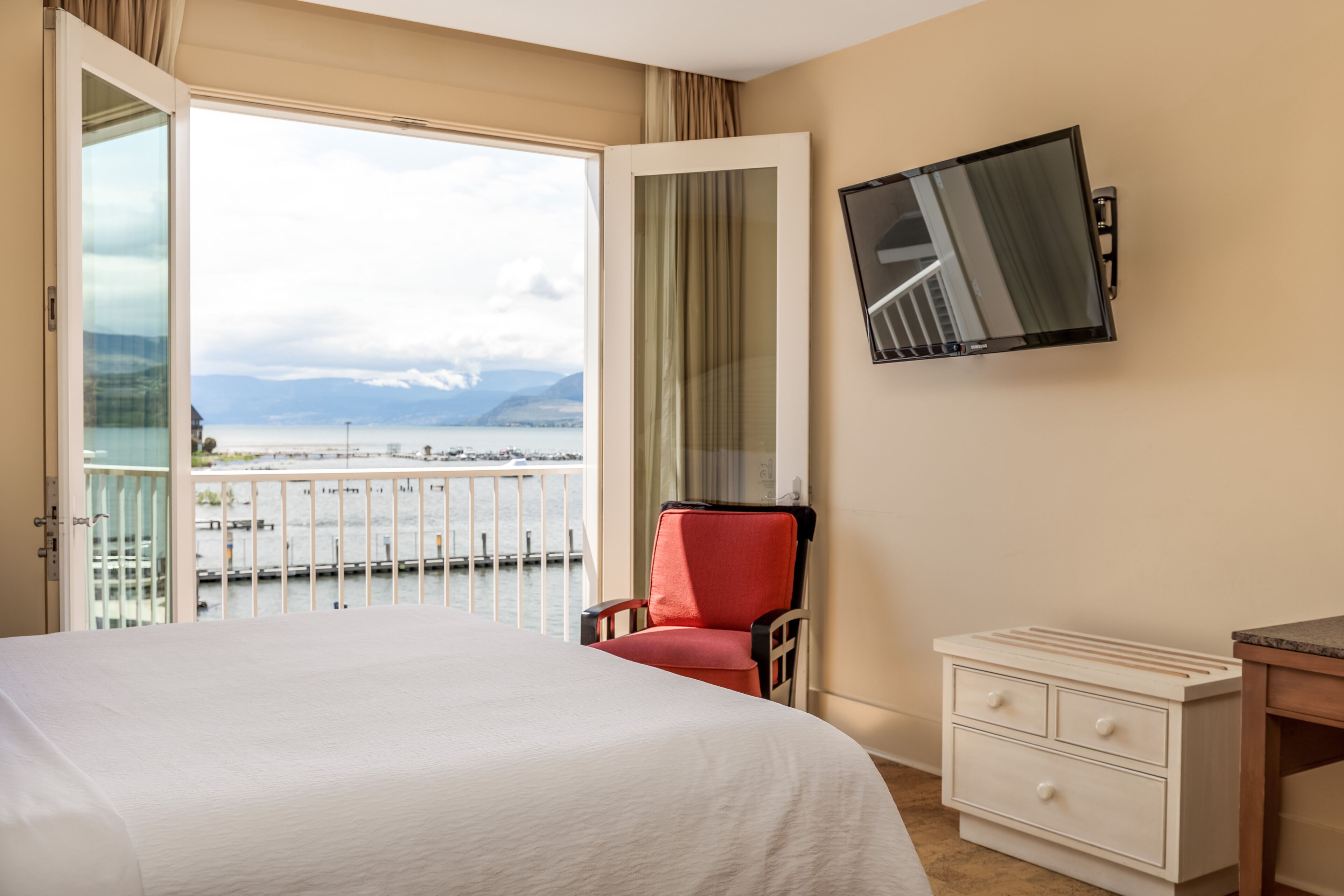 Luxe beddengoed, pillowtop-bedden, een minibar, een kluis op de kamer
