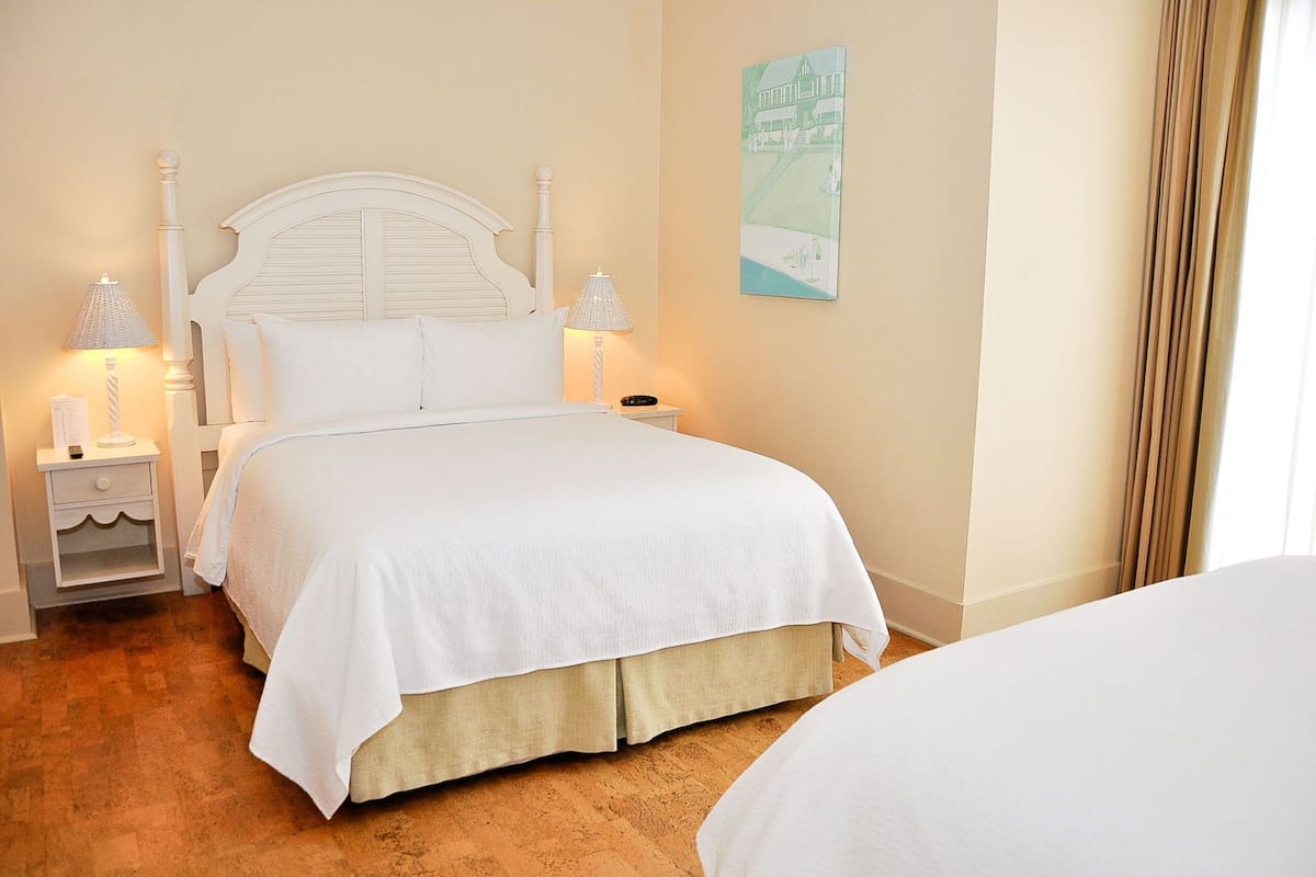 Luxe beddengoed, pillowtop-bedden, een minibar, een kluis op de kamer