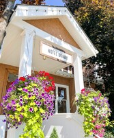 Un vestíbulo de hotel con un letrero que dice "HOTEL LOBBY" y cestas de flores colgantes.