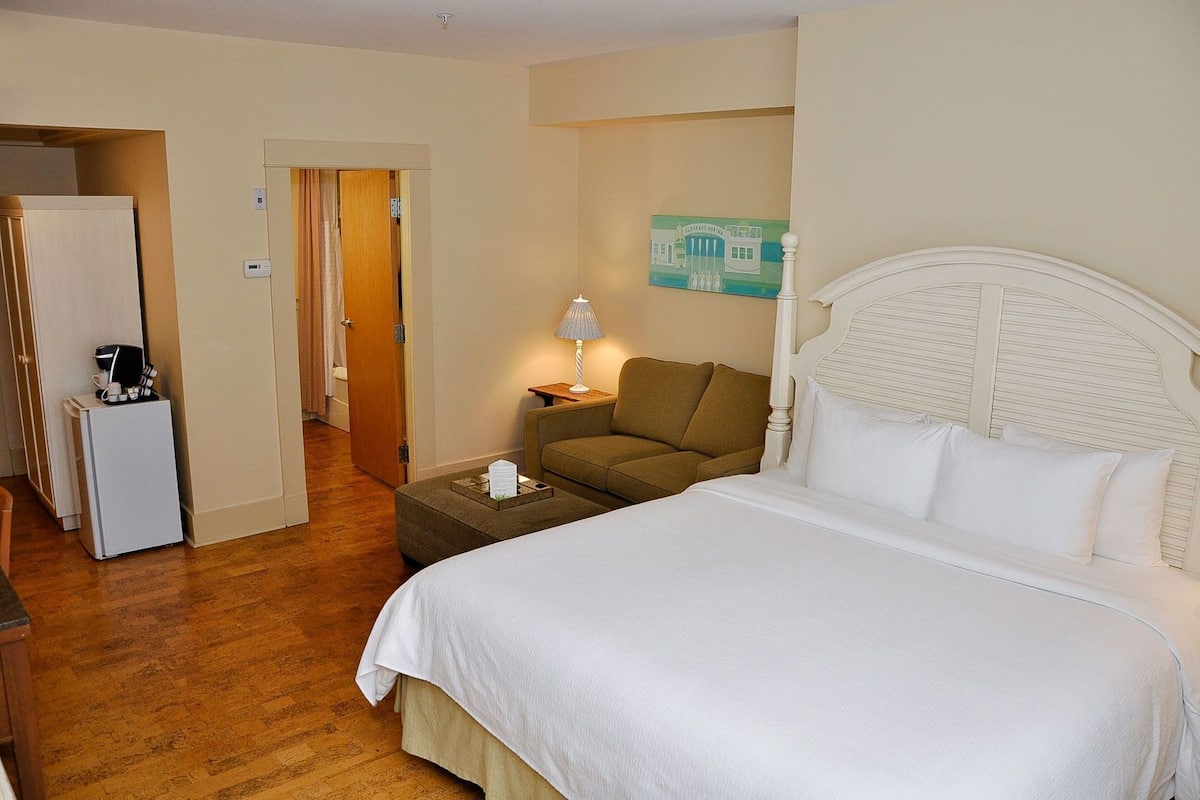 Luxe beddengoed, pillowtop-bedden, een minibar, een kluis op de kamer