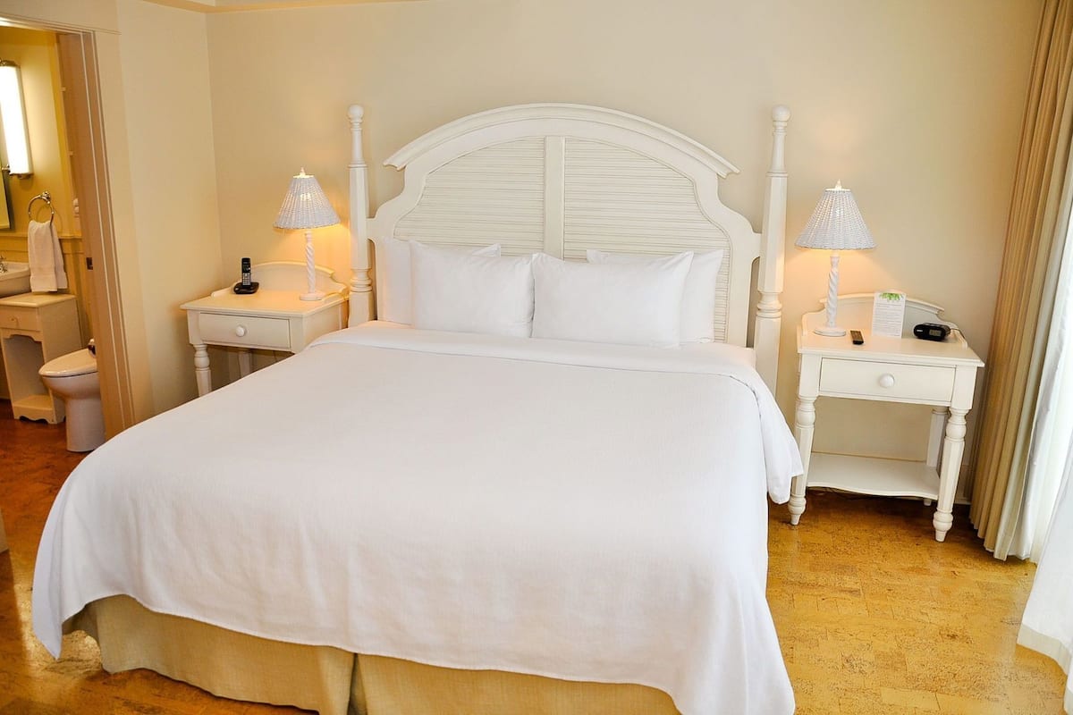 Luxe beddengoed, pillowtop-bedden, een minibar, een kluis op de kamer