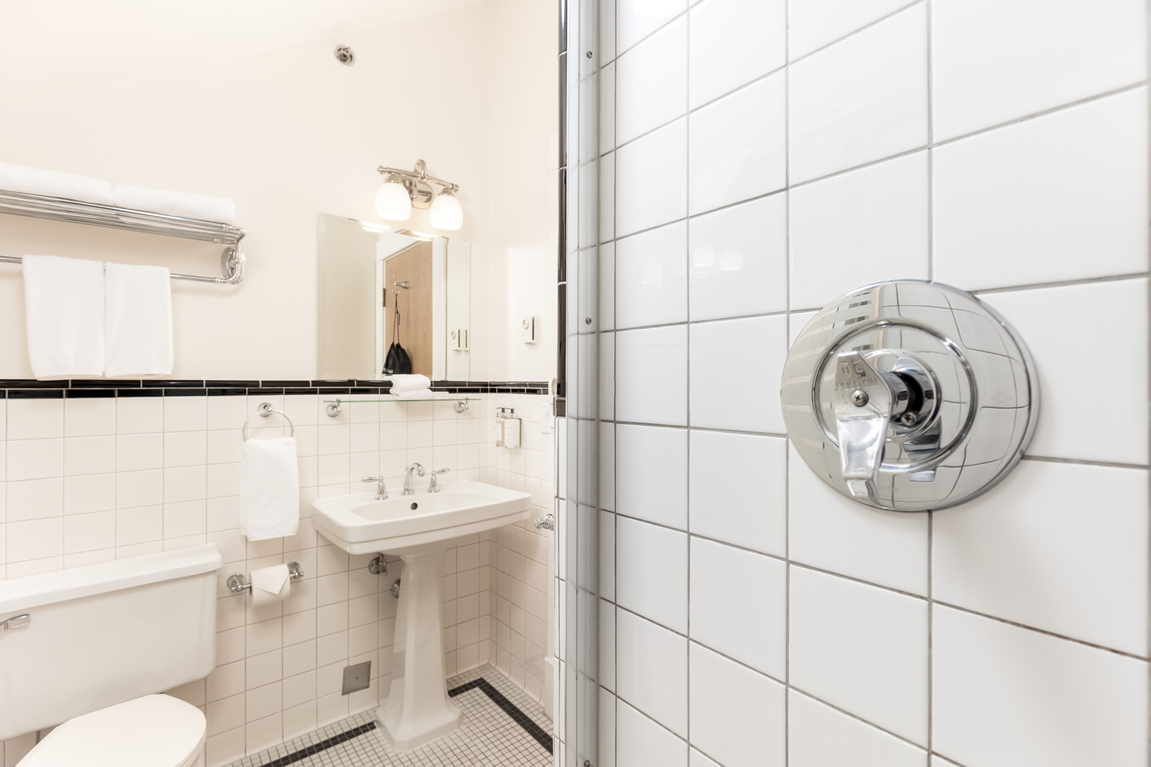 Uma casa de banho moderna com lavatório branco, sanita e cabine de duche em vidro.
