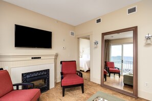 Suite de lujo, 1 cama de matrimonio grande, vistas al lago | Zona de estar | Una televisión LCD, películas de pago