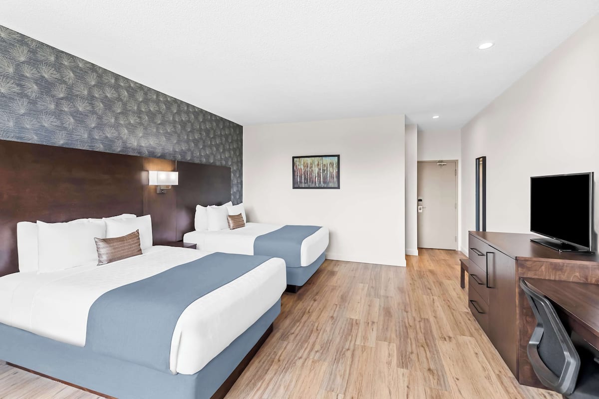Standard Room, 2 Katil Ratu (Queen), Non Smoking, Refrigerator | Dihias secara berasingan, dilengkapkan perabot secara berasingan, meja