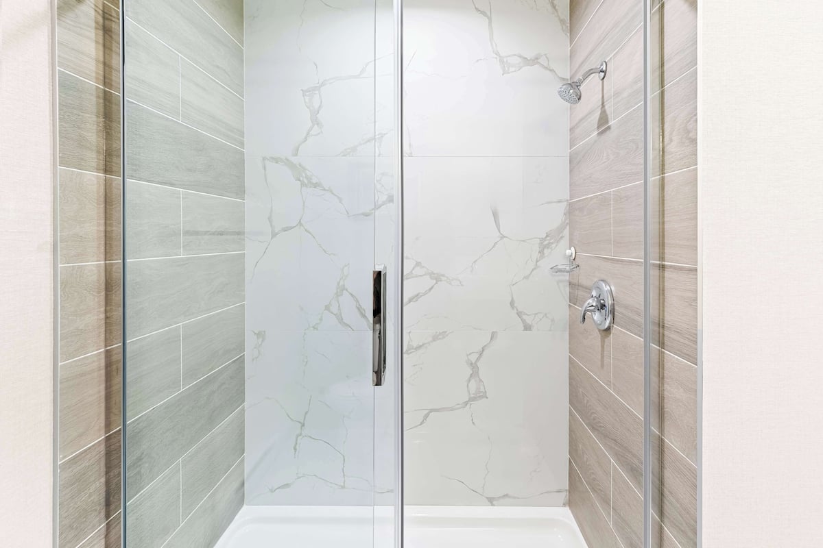 combined shower/bathtub, hair dryer, towels