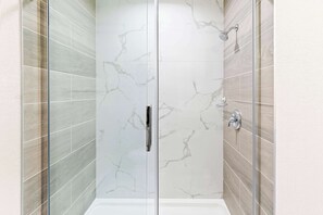 Combined shower/tub, hair dryer, towels - Best Western Plus Montreal East (Montreal)