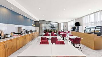 Petit déjeuner buffet (15.95 CAD par personne)