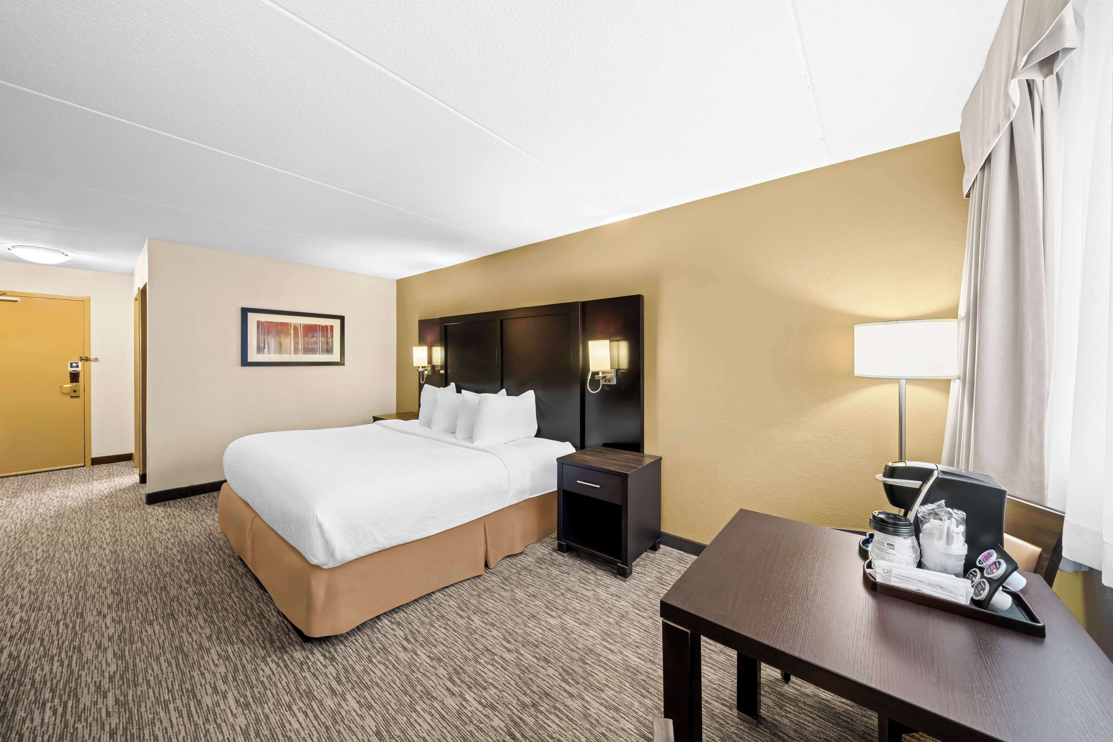 standard room, 1 king bed, non smoking | 1 bedroom, blackout curtains, iron/ironing board, rollaway beds